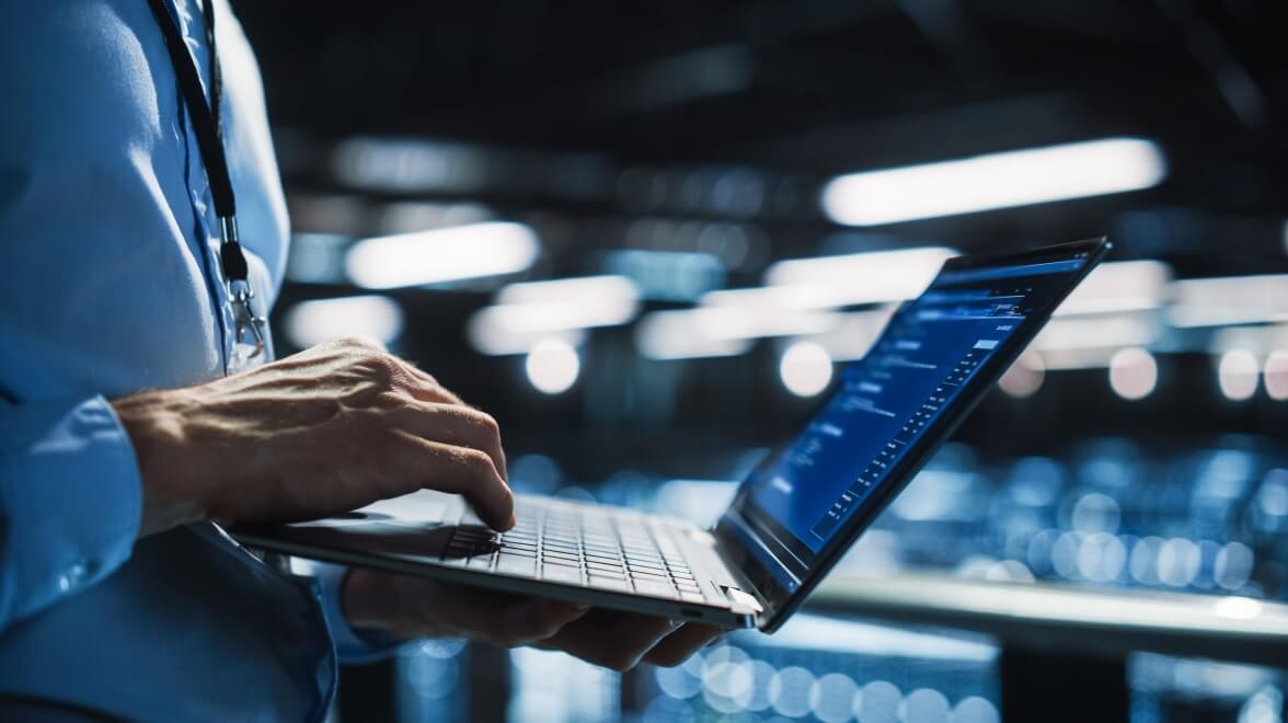 Person, die auf Code auf einem Laptop schaut