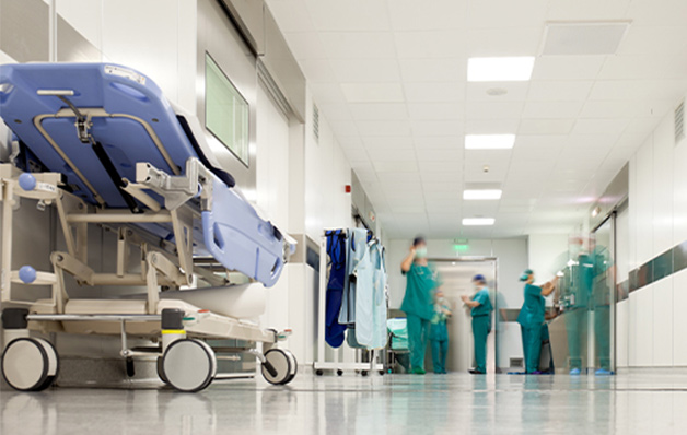 Krankenhausflur mit Ärzten 
