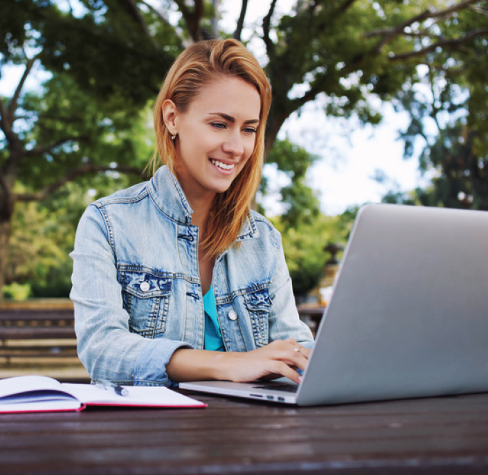 Person, die an einem Computer im Freien arbeitet