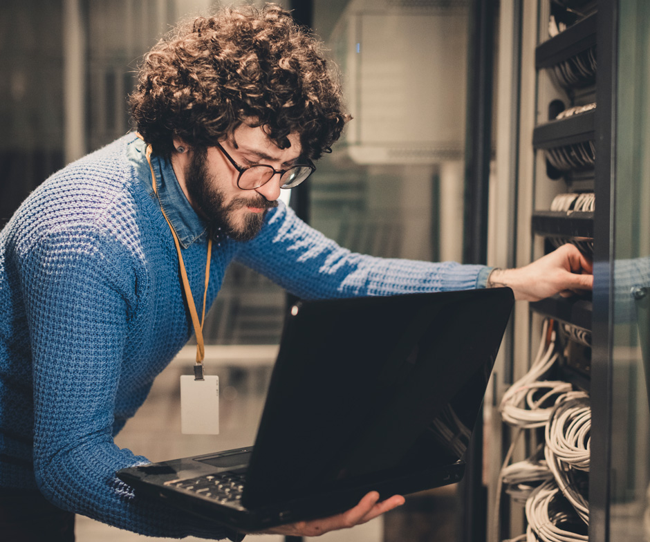 Person die am Server arbeitet