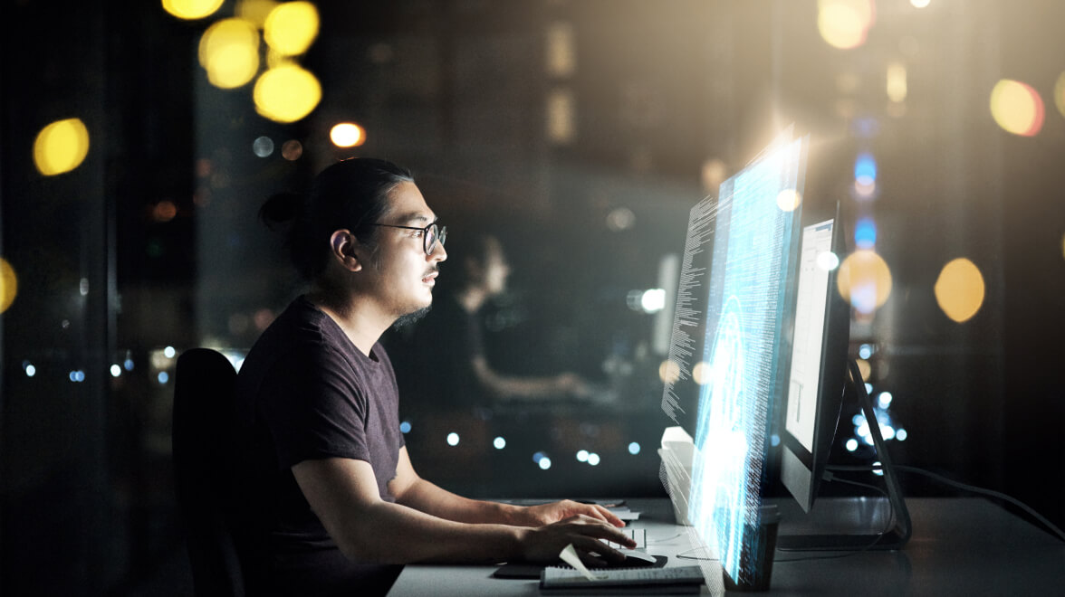 Eine Person, die auf den Monitor schaut und arbeitet