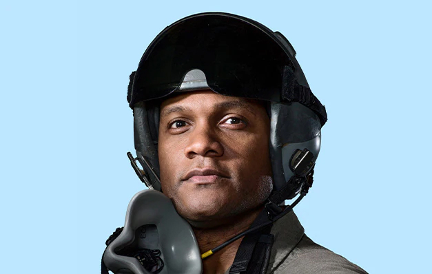 Porträtaufnahme eines Militärpiloten