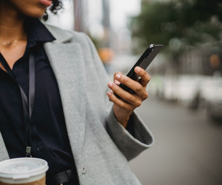 Eine Person, die ein Smartphone hält