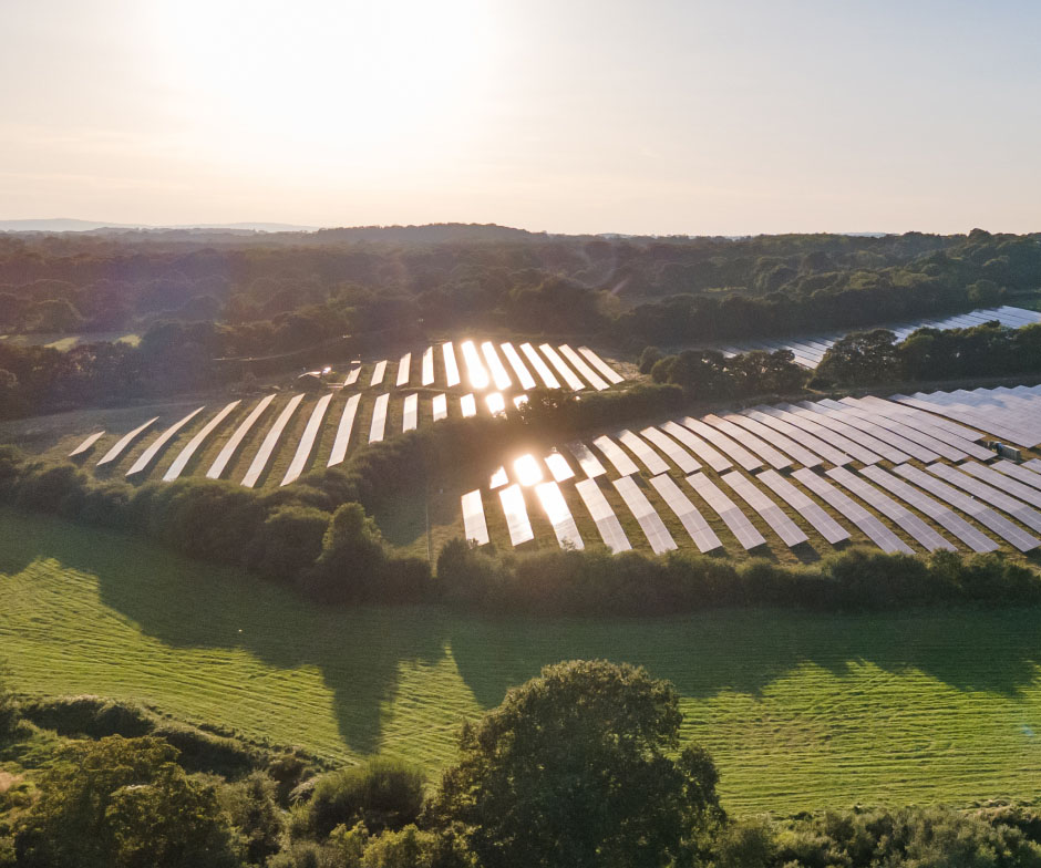 Solarpark, eingebettet in sonniges Grün