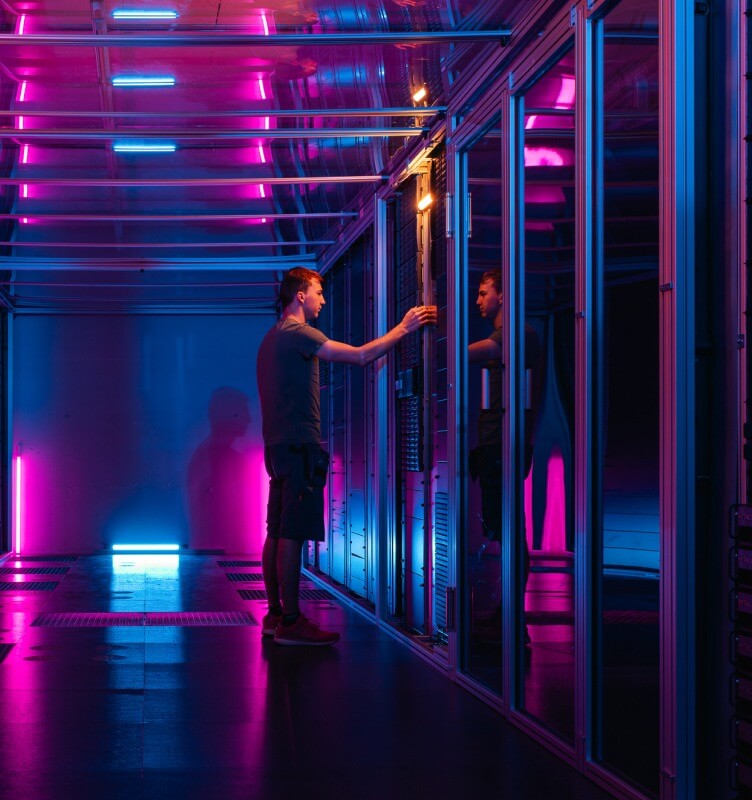 Mitarbeiter in einem Datacenter von T-Systems