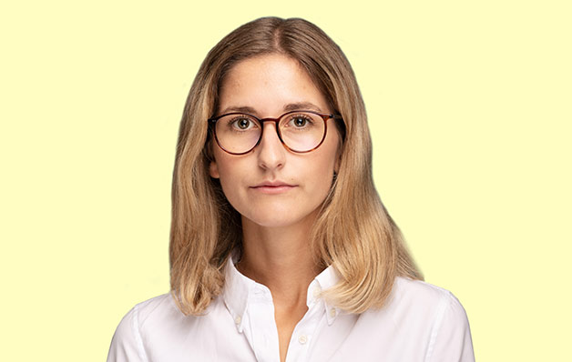 Mädchen mit Brille vor gelbem Hintergrund