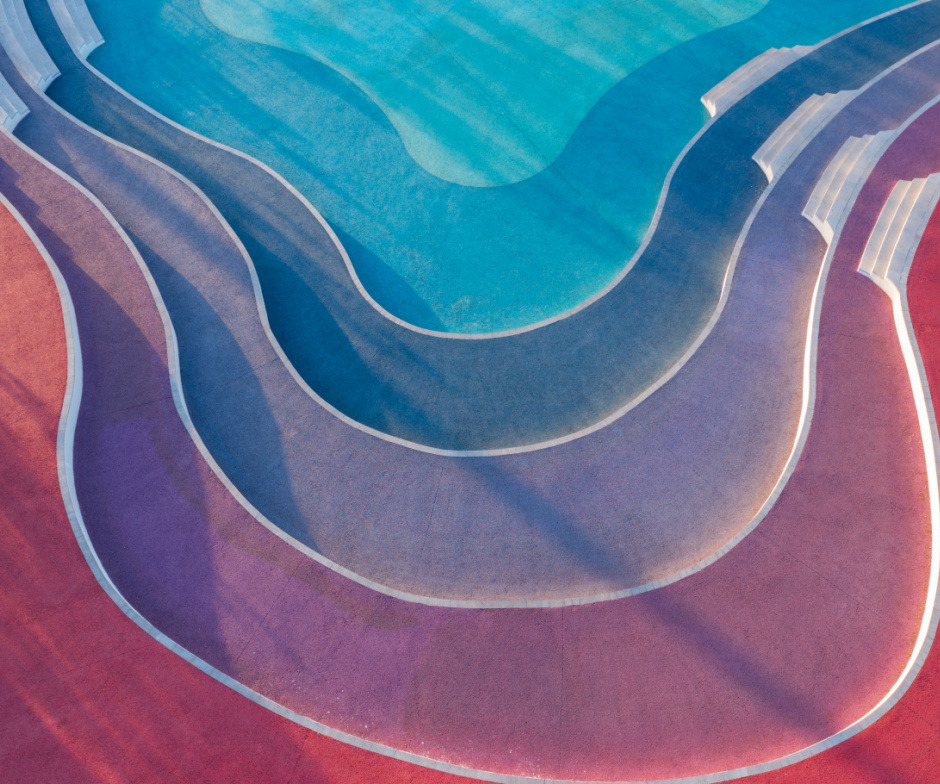 capas de olas dentro de una piscina en diferentes colores