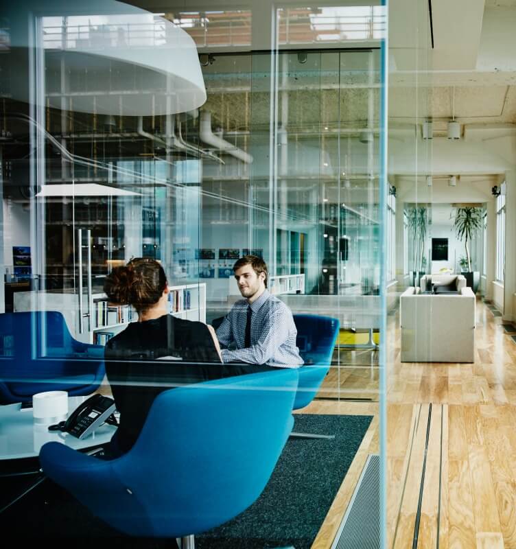 Empleados conversando en una oficina