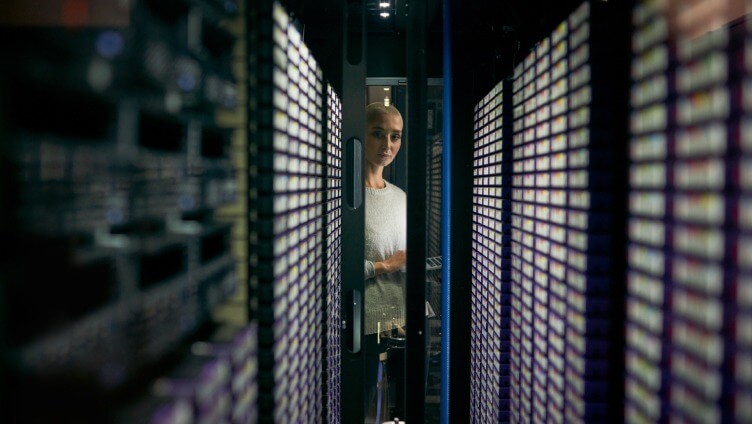 Persona en el centro de datos