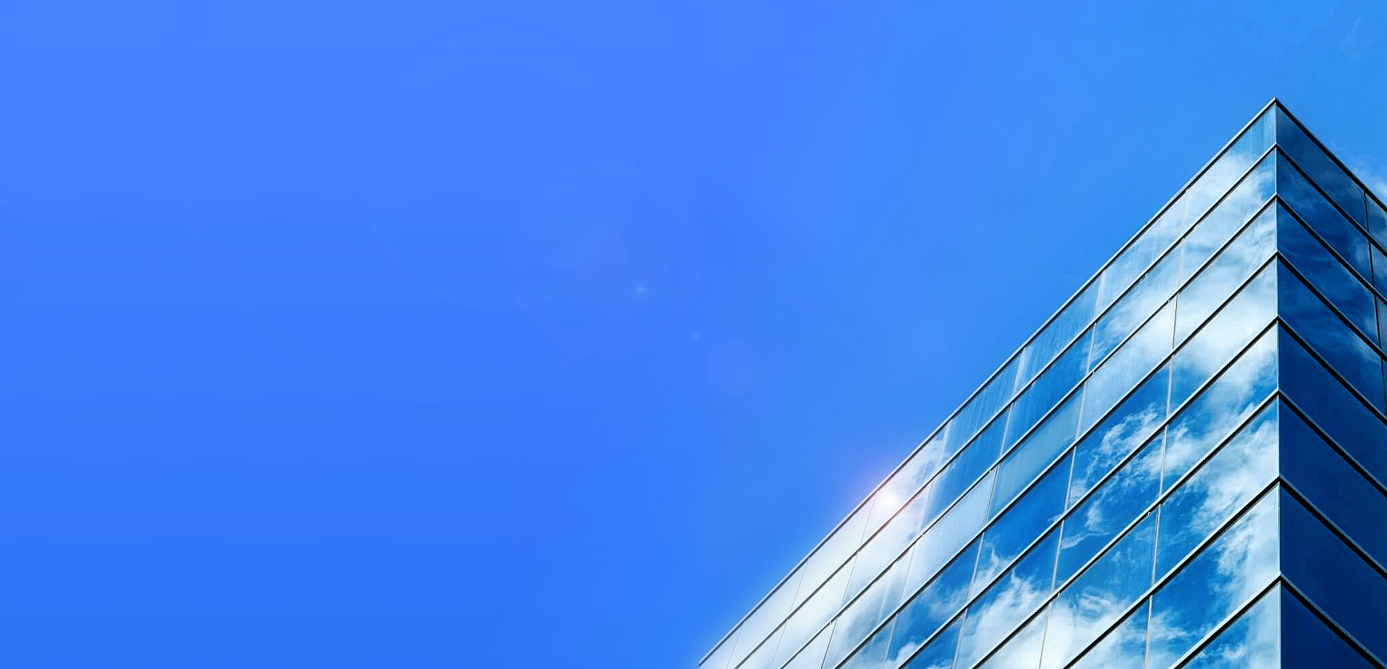 vista del borde de un edificio con nubes en el cielo
