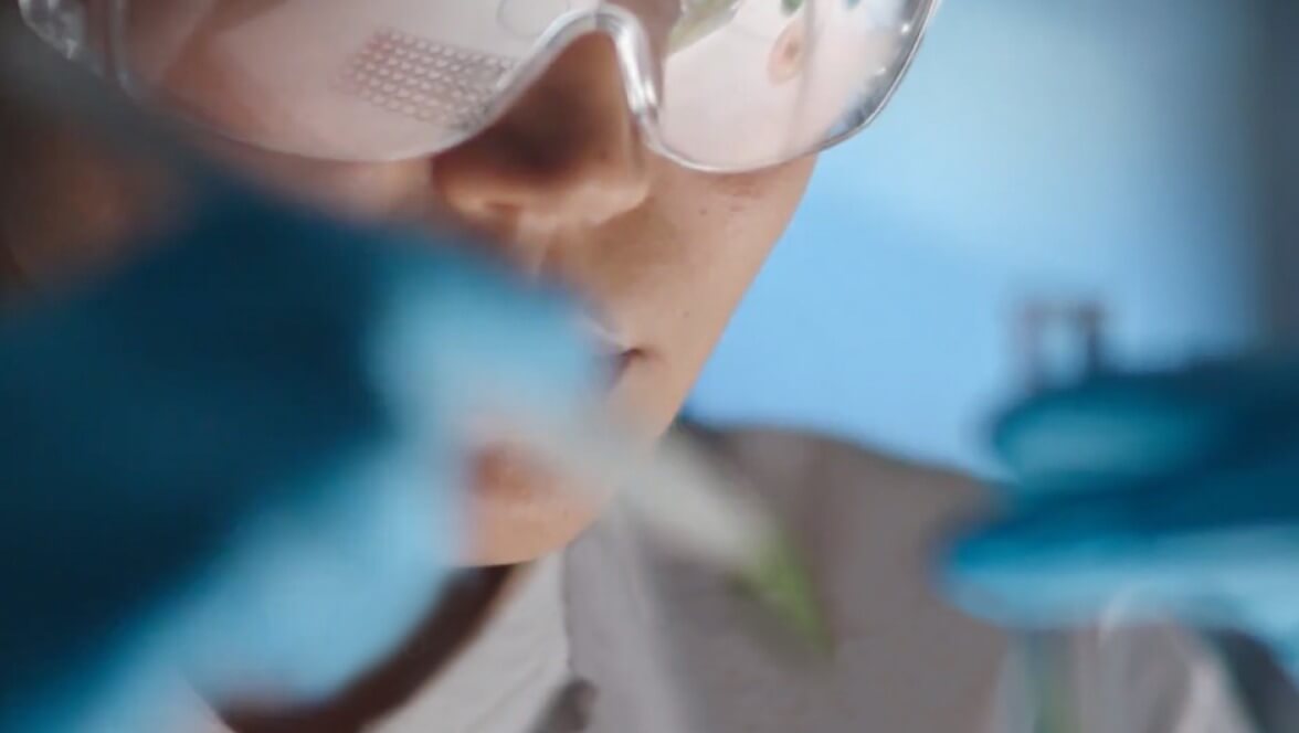 Persona que usa gafas profesionales y analiza