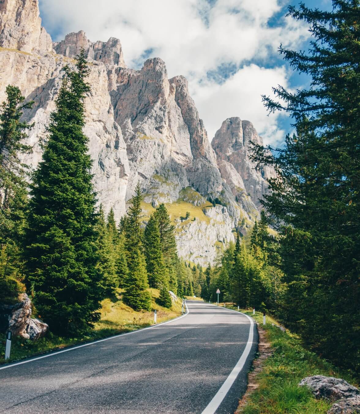 carretera con vistas a la montaña