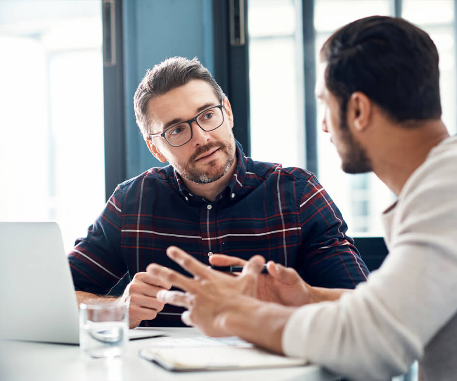 Dos personas hablando