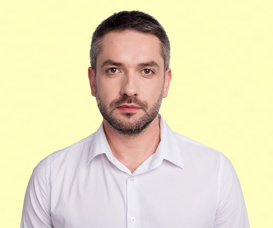 Hombre sobre fondo amarillo