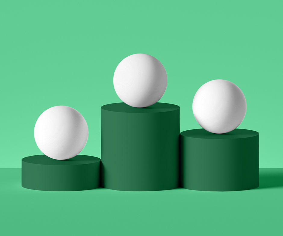 Tres cilindros verdes en pie con una esfera blanca encima de cada uno de ellos sobre un fondo verde más claro