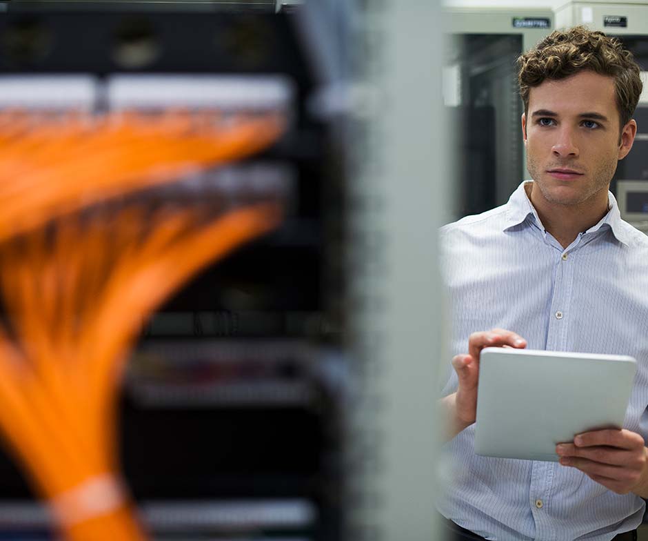 Imagen de una persona comprobando el centro de datos