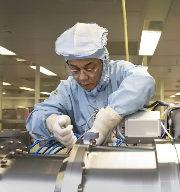 Une personne travaillant dans le laboratoire