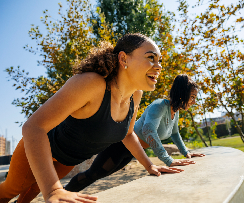 Deux femmes font du sport en plein air