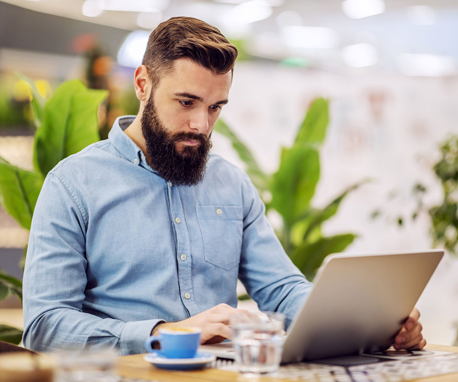 homme utilisant un ordinateur portable