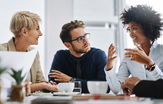trois personnes dans une réunion de travail