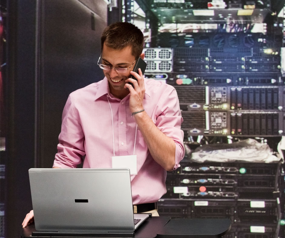 homme au téléphone dans un data center