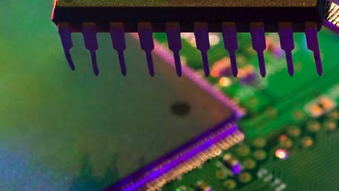 zoom sur une puce informatique en cours de construction