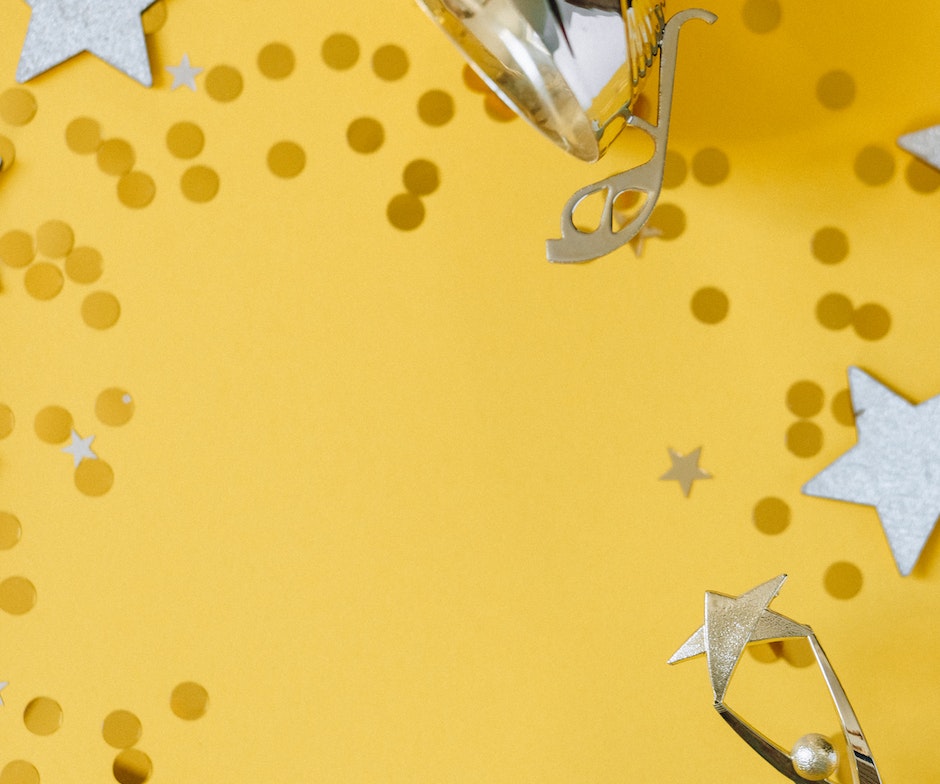 miniatures d'étoiles et de cercles sur fond jaune