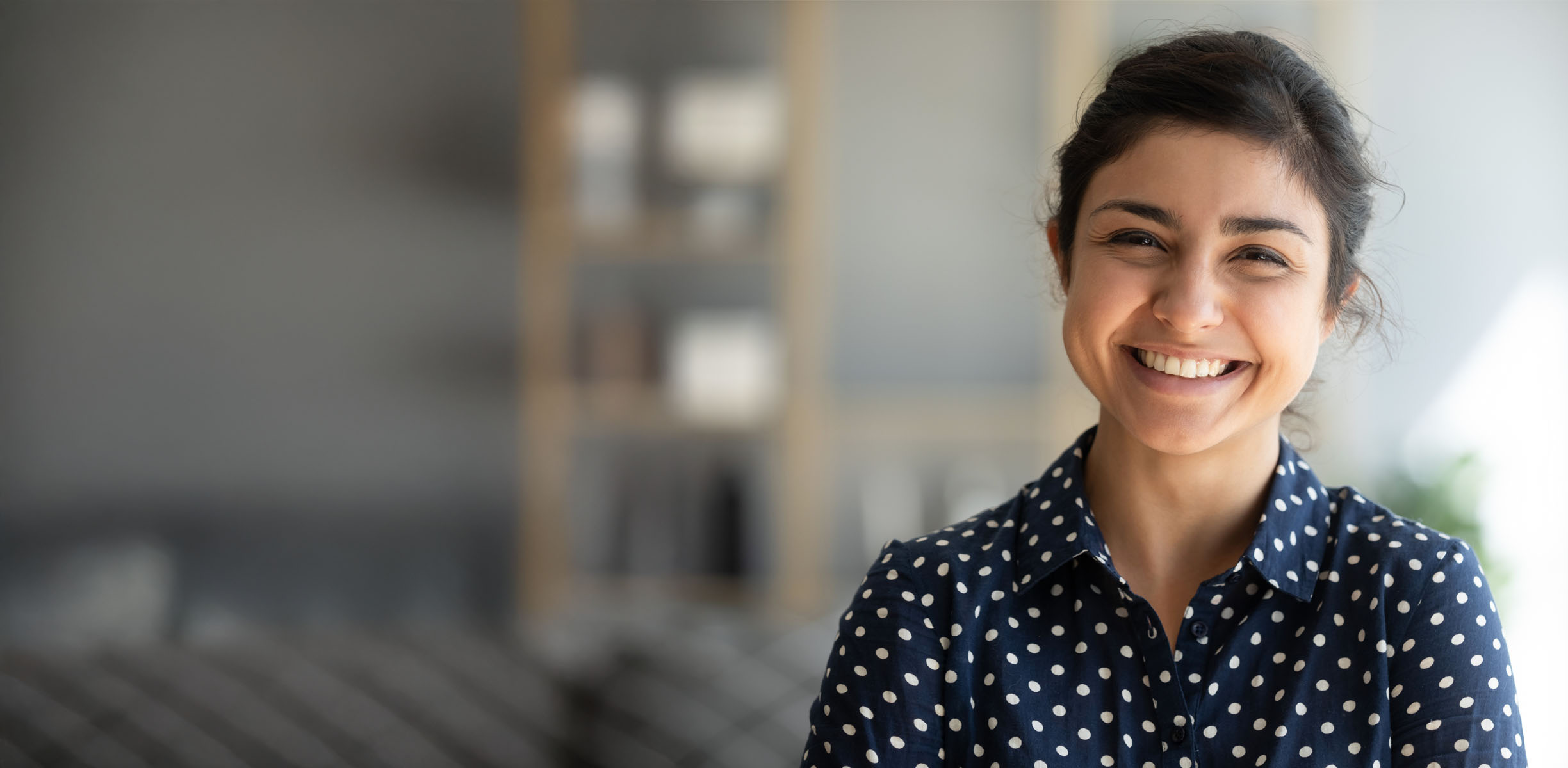 personne souriant et souriant pour la caméra