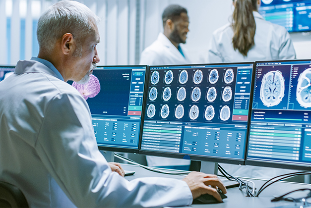 médecin travaillant sur des moniteurs médicaux