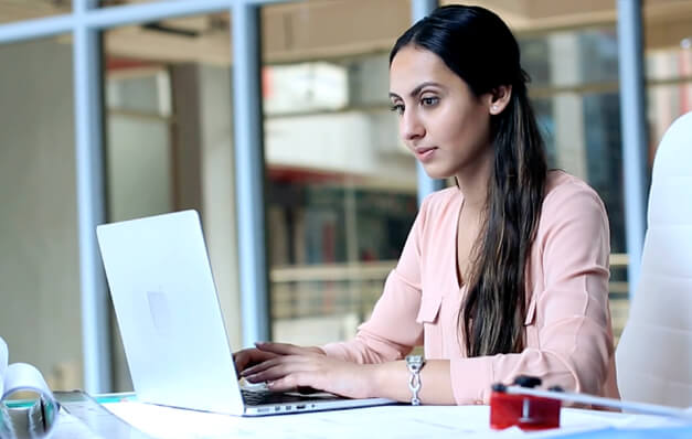 Personne qui utilise un ordinateur portable