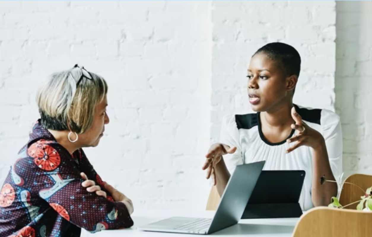 employées en pleine discussion