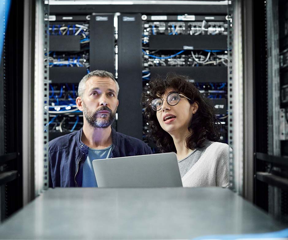 deux personnes en train de parler dans un data center