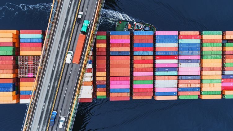Navire transportant des marchandises se déplaçant sous une route
