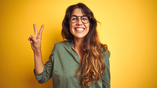 Personne souriant et posant pour une photo