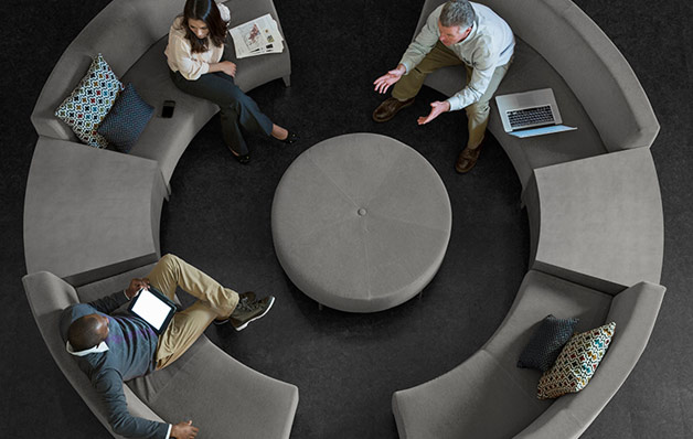 personnes assises en cercle vues de dessus