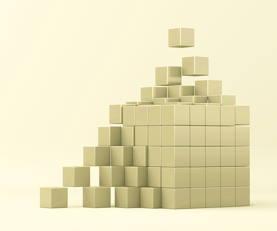 Fond jaune pastel de petits blocs d'or qui se regroupent pour constituer un grand cube en or