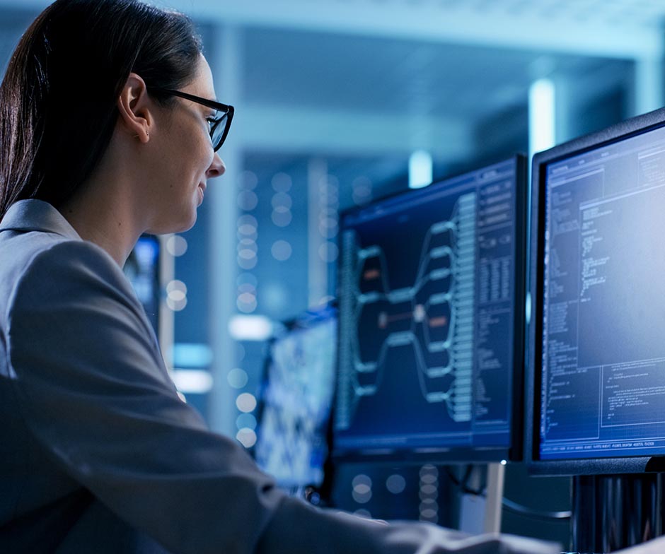 donna seduta di fronte a un computer