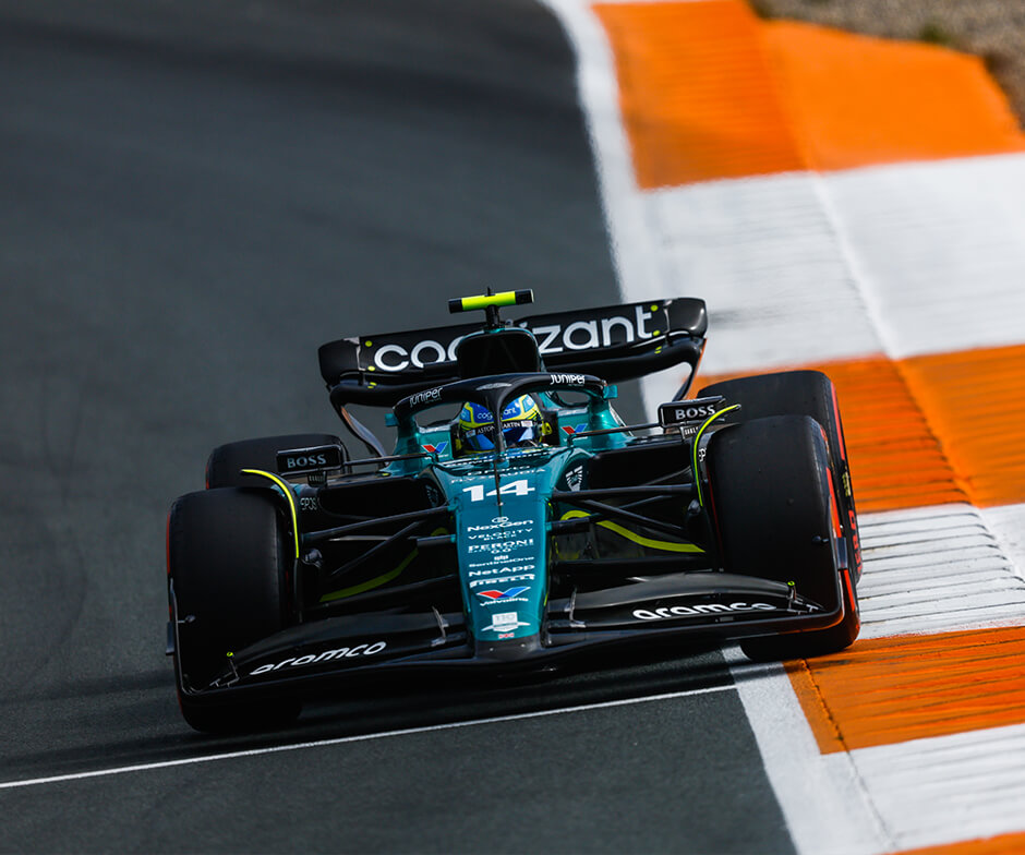 Vista frontale dell'auto Aston Martin F1, su una pista in curva