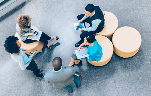 gruppo di persone che discutono in una stanza dedicata alla pausa