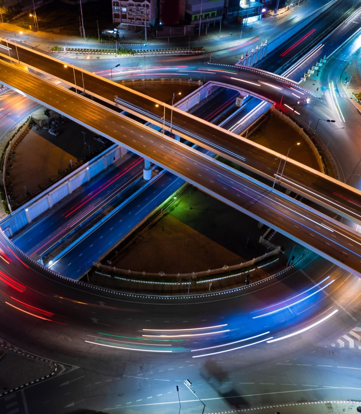 Svincolo autostradale di notte