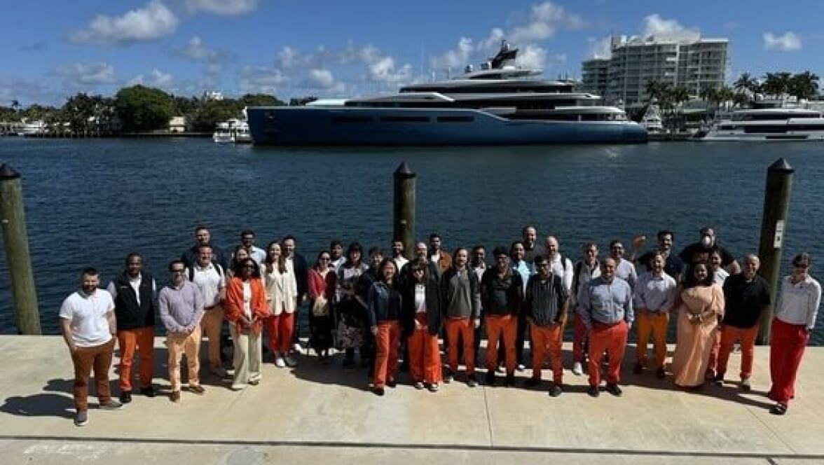 Membri del team Domino fuori dal loro laboratorio di intelligenza artificiale a San Francisco