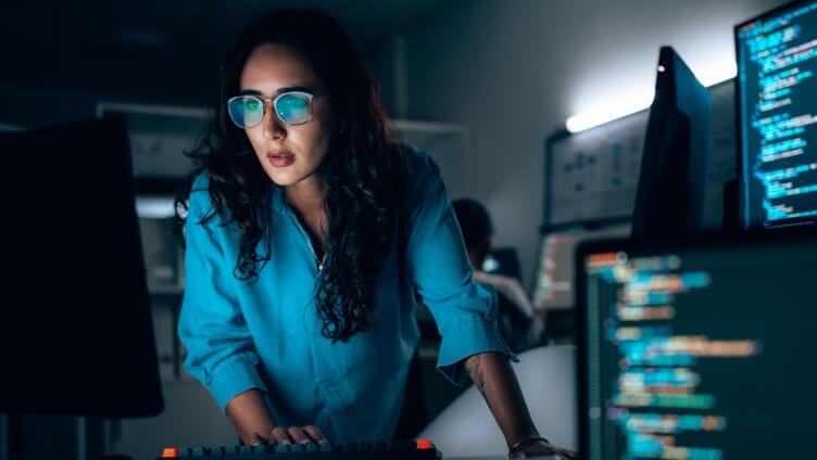 Una persona che guarda il monitor al buio