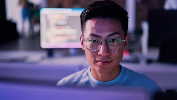 Vista ravvicinata del volto di una persona che guarda il monitor