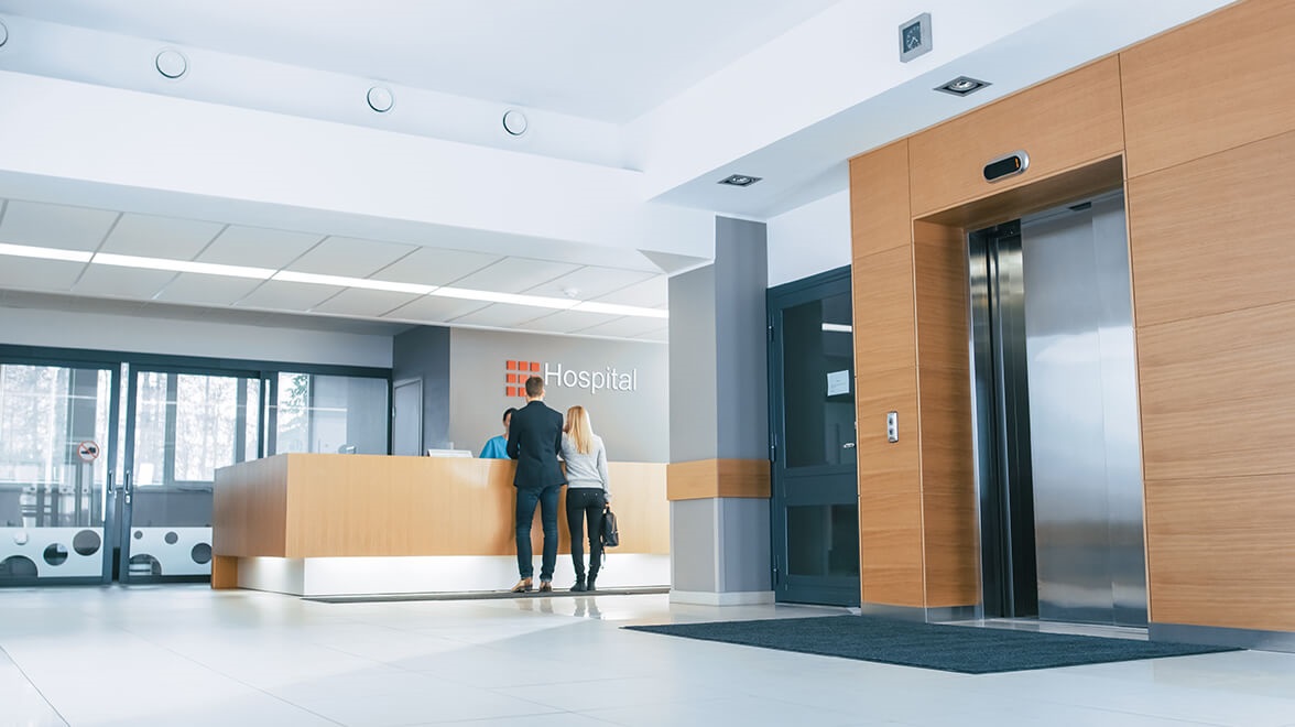 Medico che utilizza il computer