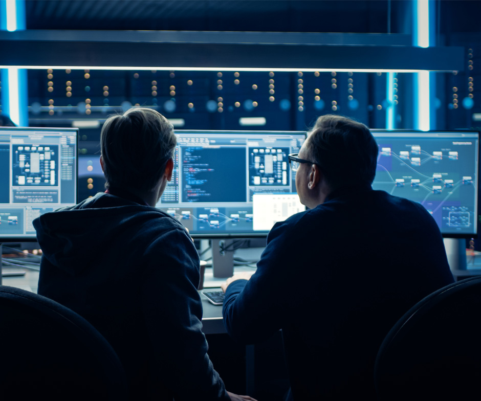 due persone che guardano i monitor