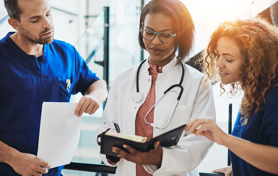 tre professionisti medici che discutono di lavoro