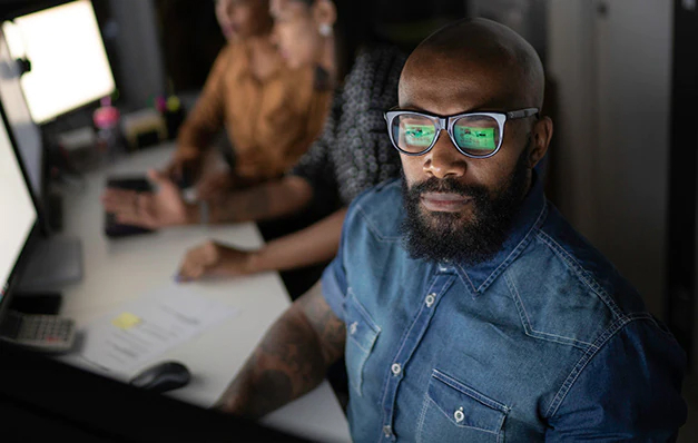 uomo di colore che lavora al computer