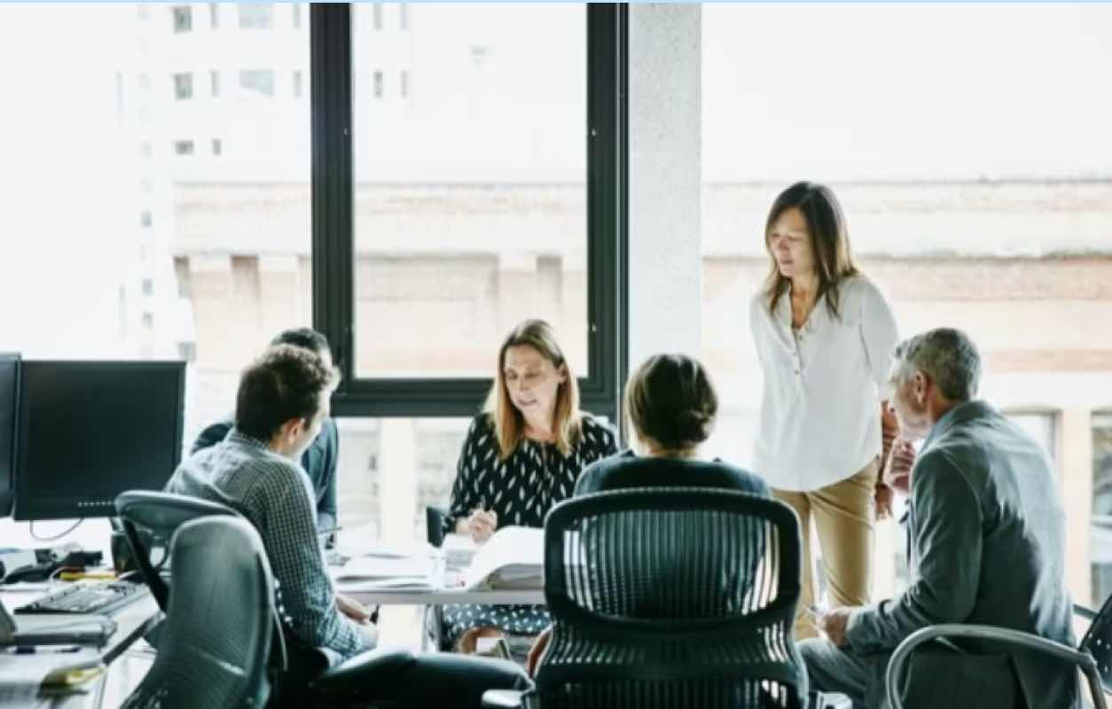 Dipendenti che parlano tra loro