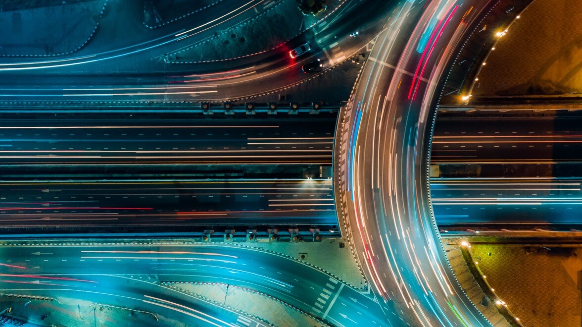 vista aerea dell'autostrada di notte
