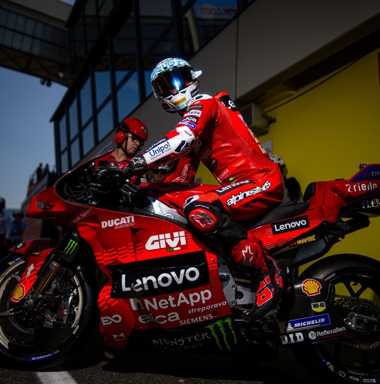イタリアで開催されたMotoGPレースのトラックサイドで、バイクに乗っているDucatiのライダー